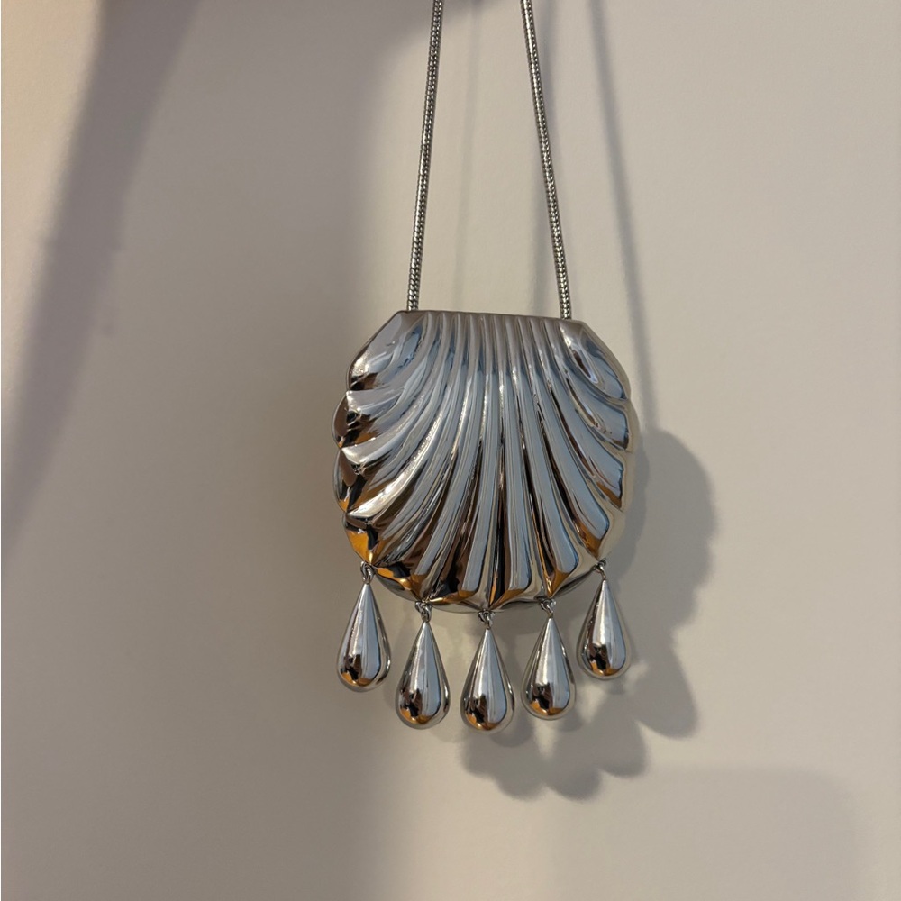 Shell Pendant statement Necklace - Picture 5 of 9